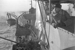 Военный фотокорреспондент Политуправления Северного флота Роберт Львович Диамент на борту эсминца «Грозный» в охране конвоя «RА-54-В». 1943 г.