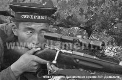 Снайпер-бурят Рашна Аюшиев в сентябре 1942 (в октябрьских боях 1944 г. уничтожил 25 фрицев) 