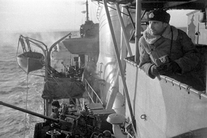 Военный фотокорреспондент Политуправления Северного флота Роберт Львович Диамент на борту эсминца «Грозный» в охране конвоя «RА-54-В». 1943 г.