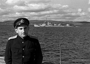 Роберт Львович Диамент на фоне эсминца «Гремящий» в 1944 г.