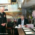 Л.Р. Диамент подписывает дарственную надпись на фотоальбоме