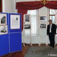 Леонид Диамент возле стендов с фотографиями Роберта Диамента