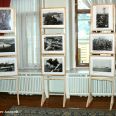 Стенды с фотографиями Роберта Диамента на выставке в посольстве Норвегии в России