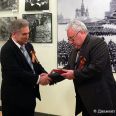 Президент Международной общественной организации «Марс-Меркурий» вручает медаль Леониду Диаменту