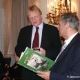 Леонид Диамент вручает свою книгу «От Москвы до Заполярья» чрезвычайному и полномочному послу Норвегии в России Ойвинду Нордслеттену
