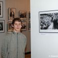 Рядом с фотографией Роберта Диамента «Встреча Ю. Гагарина с рабочими литейного цеха завода Станколит» правнук автора Никита Диамент