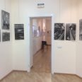Фотографии на выставке в зале военного периода творчества Роберта Диамента