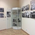 Фотографии на выставке в зале военного периода творчества Роберта Диамента