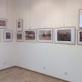 Фотографии на выставке в зале послевоенного периода творчества Роберта Диамента