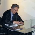 Леонид Диамент подписывает книгу ветеранам