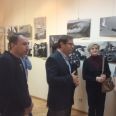 Андрей Диамент проводит экскурсию для первых посетителей выставки