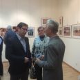 Андрей Диамент с посетителями выставки «Фотолетопись длиною в жизнь»