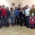 Андрей Диамент (в центре пятый слева) с друзьями – посетителями выставки Роберта Диамента в РИКЦ г. Видного