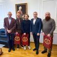 Гости у Председателя Городской Думы Архангельска Воронцова Ивана Александровича (второй справа). Слева направо: Дмитрий Анатольевич Акишев, Президент фонда «Вечная память солдатам» Василий Анатольевич Лукьяненко, Андрей Леонидович Диамент, крайний справа подводный археолог Алексей Михайлов