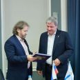 Андрей Диамент вручает в подарок главе муниципального образования «Город Архангельск» Дмитрию Александровичу Мореву фотоальбом «Роберт Диамент. 100»