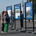 Местные жители знакомятся с фотовыставкой Роберта Диамента «Северные конвои 1941–2026»