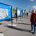 Глава муниципального образования «Город Архангельск» Дмитрий Александрович Морев знакомится с фотовыставкой Роберта Диамента «Северные конвои 1941–2026»