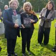 Андрей Диамент и посол Канады в России Сара Тейлор с подарком в виде фотоальбома Роберта Диамента «Северный флот в боях за Родину. 1941–1945»