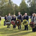 Дипломаты стран союзников в годы войны перед возложением венков к мемориалу погибших участников конвоев