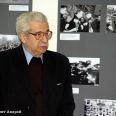 На открытии выступает заслуженный работник культуры РФ, преподаватель истории фотожурналистики факультета фотожурналистики МГУ Григорий Чудаков
