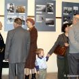 Посетители выставки возле стендов