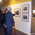 Л.Р. Диамент и Герой Советского Союза Георгий Паламарчук у фотографий Р. Диамента