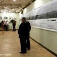 Ветераны возле стендов с фотоработами Роберта Диамента