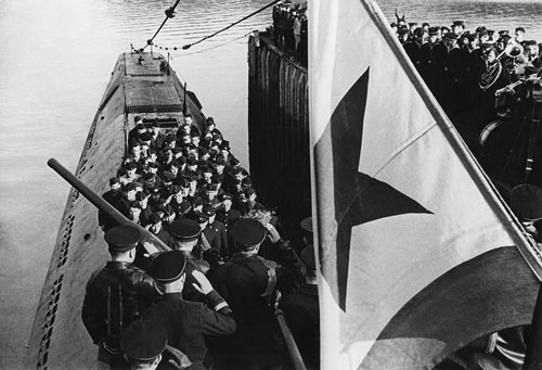 Митинг на подводной лодке «К-21» после тройной победы. 1942&nbsp;г.. Фото Роберта Диамента из архива А.Л. Диамента