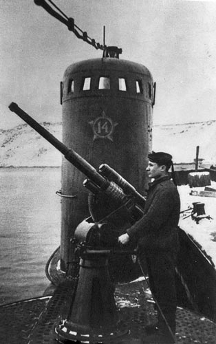 Носовая пушка Гвардейской подводной лодки «М-171» В.Г. Старикова готова к салюту очередной побед. 1943&nbsp;г.. Фото Роберта Диамента из архива А.Л. Диамента