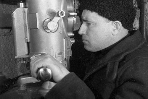 Герой Советского Союза капитан 3-го ранга Григорий Иванович Щедрин в походе у перископа. 1943&nbsp;г.. Фото Роберта Диамента из архива А.Л. Диамента