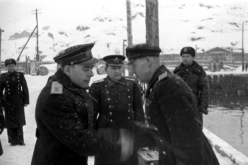 Встреча подводников И.А. Колышкина из похода. Фото Роберта Диамента из архива А.Л. Диамента