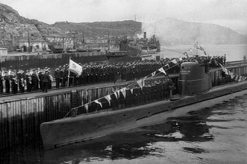 Построение Бригады подводных лодок на пирсе и экипажа на борту подводной лодки «М-107» «Новосибирский комсомолец» на митинге по случаю ее передачи Северному флоту. 1943&nbsp;г.. Фото Роберта Диамента из архива А.Л. Диамента
