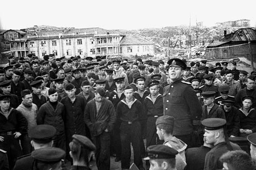 На митинге выступает начальник политотдела Бригады подводных лодок капитан 2 ранга Петров (панорама из 2-х снимков). Фото Роберта Диамента из архива А.Л. Диамента