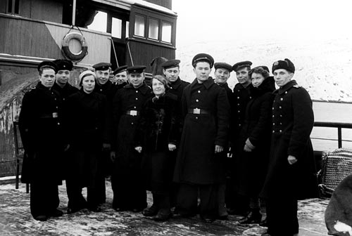 Члены экипажа ПЛ «М-104» «Ярославский комсомолец» с представителями Ярославского комсомола. 1943&nbsp;г.. Фото Роберта Диамента из архива А.Л. Диамента