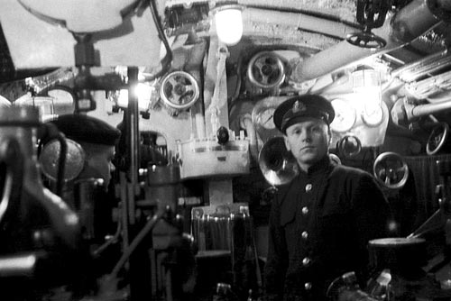 В центральном посту подводной лодки «М-104». 1942&nbsp;г.. Фото Роберта Диамента из архива А.Л. Диамента