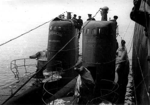 Подводные лодки «М-105» («Челябинский комсомолец») и «М-106» («Ленинский комсомолец»). 1943&nbsp;г.. Фото Роберта Диамента из архива А.Л. Диамента