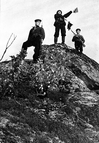 Снайпер-бурят Радна Аюшиев (справа) на сопках п-ва Рыбачий. 1942 г.