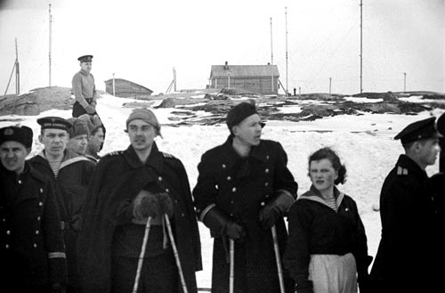 Команда лыжников подводной лодки «М-171» участников Зимней Спартакиады в честь 10-летия Северного флота. 1943&nbsp;г.. Фото Роберта Диамента из архива А.Л. Диамента